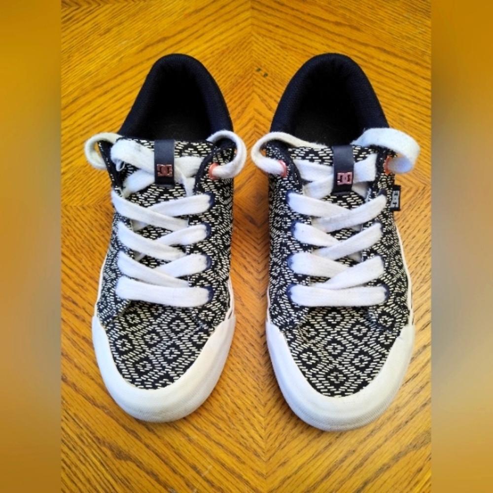 Women's size 6 DC tennis shoes